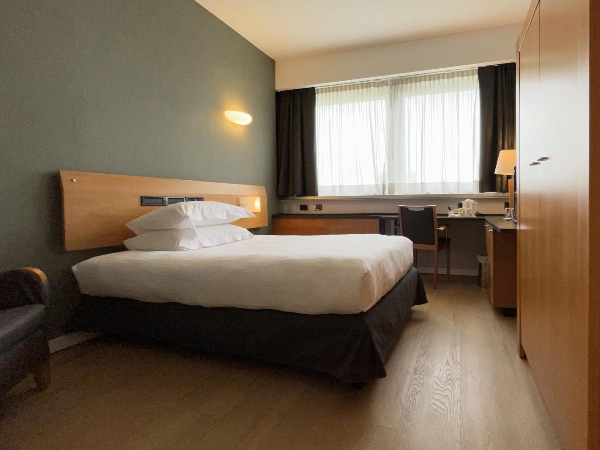 Hotel Crowne Plaza Milan Linate By Ihg San Donato Milanese Exterior foto